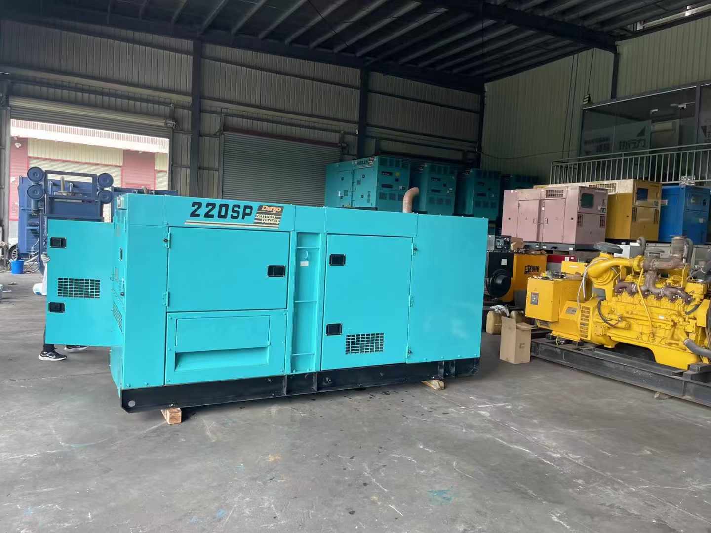 甘孜柴油发电机组长期不间断运行时，如何监控其温度和压力？